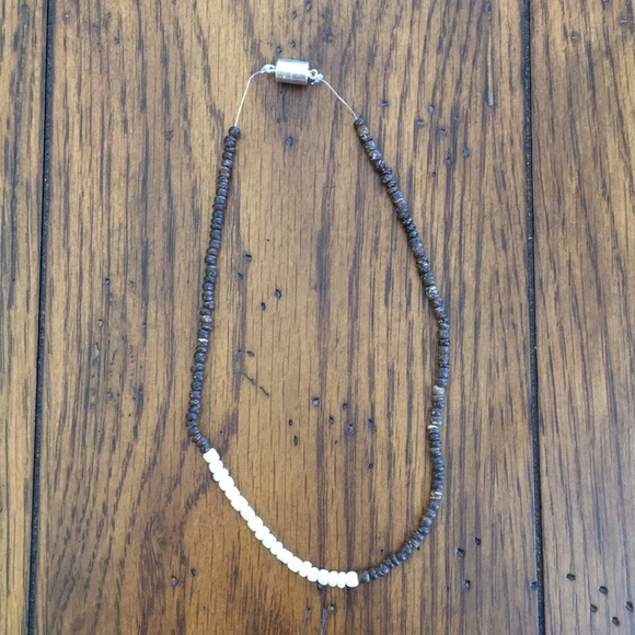 White and brown beaded necklace. - Picture 1 of 2